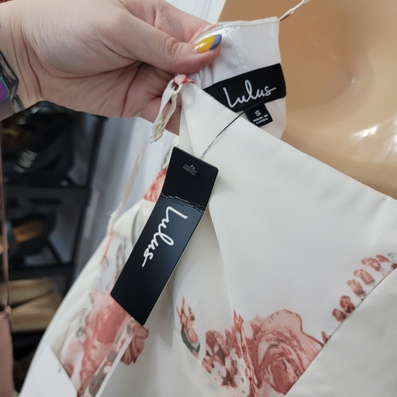Lulu's Elegantly Inclined Cream Floral Print Wrap Maxi Dress Size Small, NWT - Picture 14 of 16